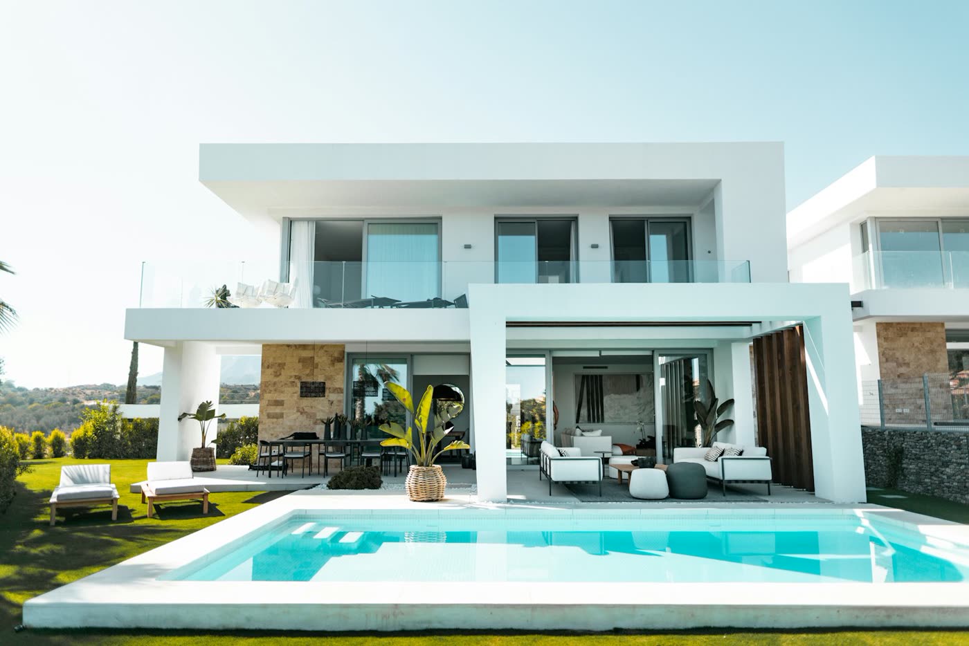 Piscine contemporaine devant une villa moderne, réalisée par Piscine Pro à Challans en Vendée